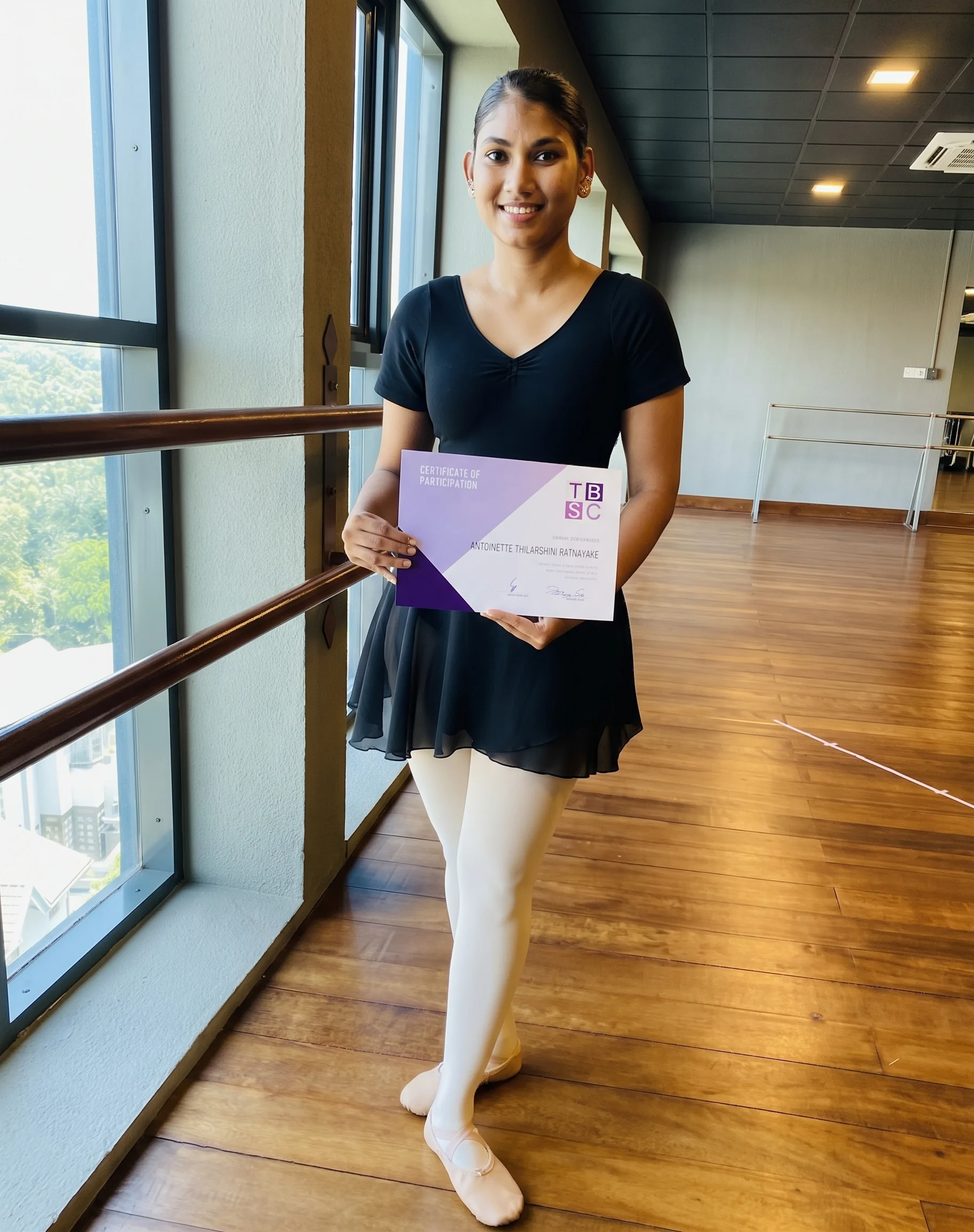 Thilakshini Ratnayake holding certificate from The Ballet School of Colombo